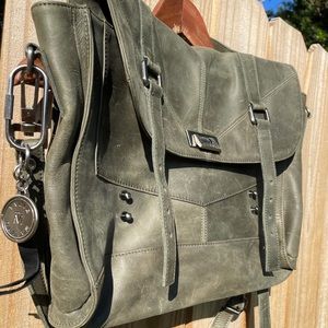 🔴 SOLD. Tylie Malibu messenger bag